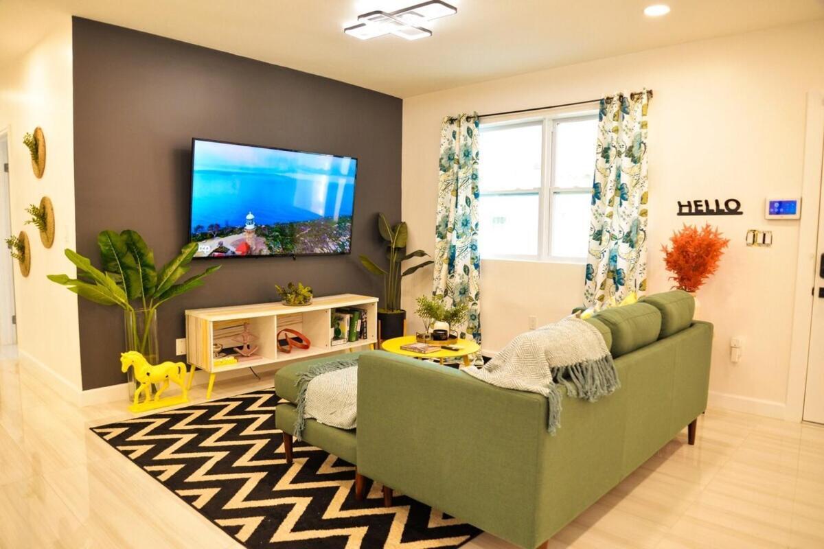 Vibrant 4bd 2ba W Pool *
