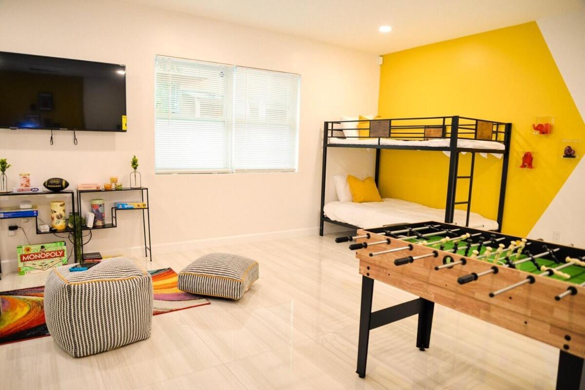 Vibrant 4bd 2ba W Pool *